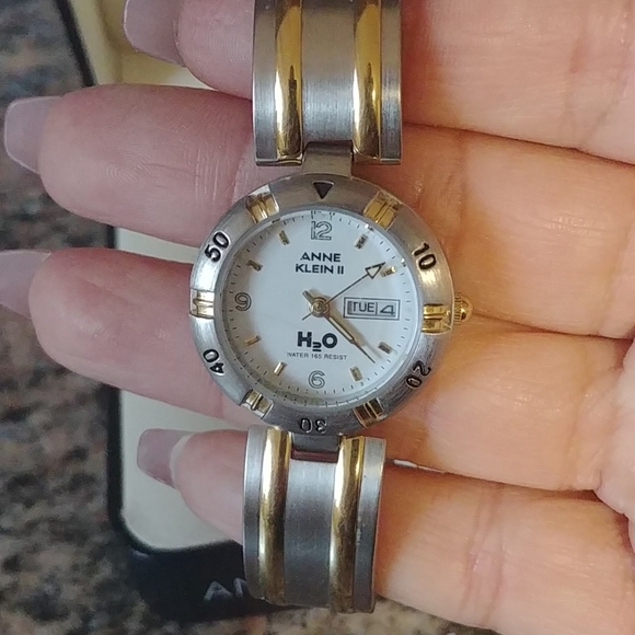 Anne Klein 11. Like new. Comes with box. - Picture 2 of 4